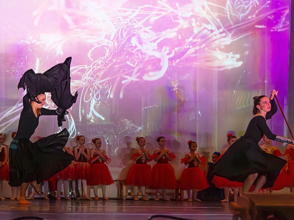 Verschiedene Altersgruppen, beeindruckende Choreografien und bezaubernde Kostme sorgten fr eine tolle Stimmung im Bad Krozinger Kurhaus.