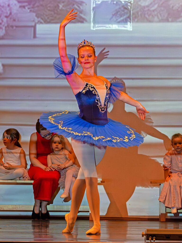 Verschiedene Altersgruppen, beeindruckende Choreografien und bezaubernde Kostme sorgten fr eine tolle Stimmung im Bad Krozinger Kurhaus.