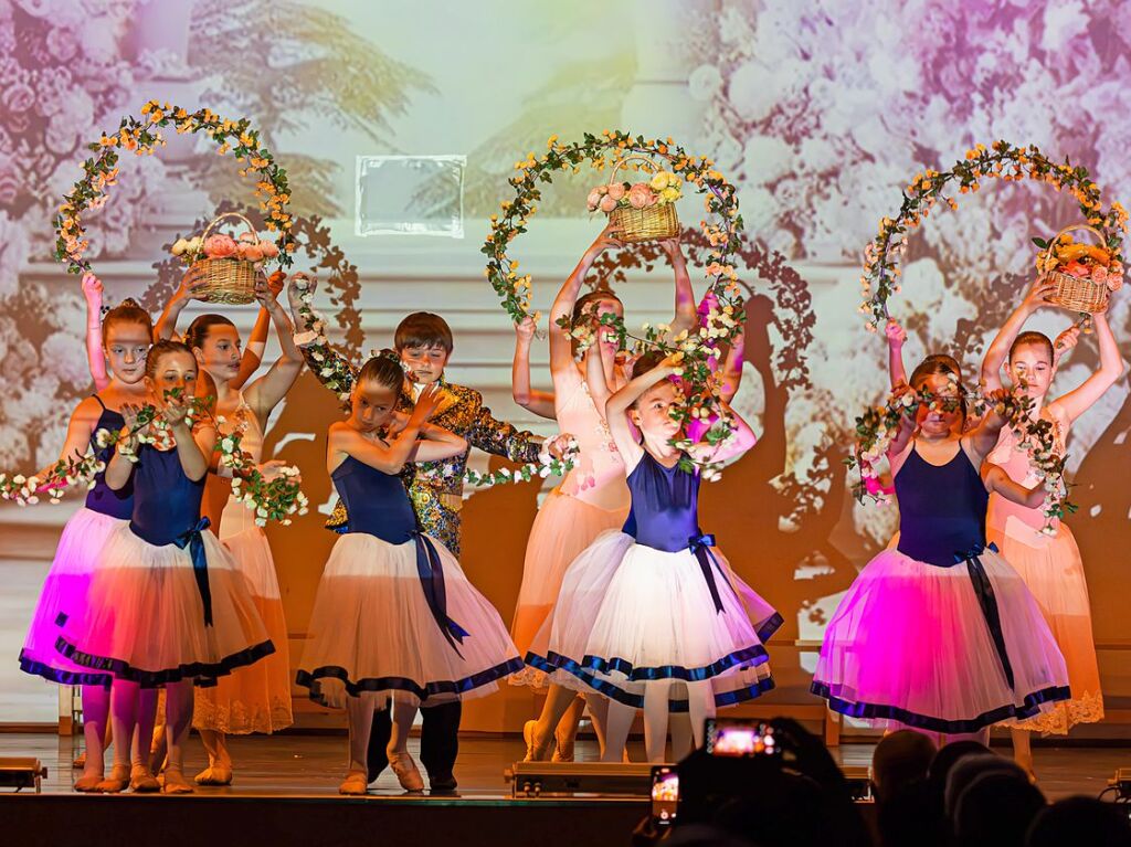 Verschiedene Altersgruppen, beeindruckende Choreografien und bezaubernde Kostme sorgten fr eine tolle Stimmung im Bad Krozinger Kurhaus.