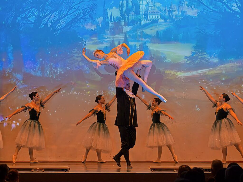 Verschiedene Altersgruppen, beeindruckende Choreografien und bezaubernde Kostme sorgten fr eine tolle Stimmung im Bad Krozinger Kurhaus.