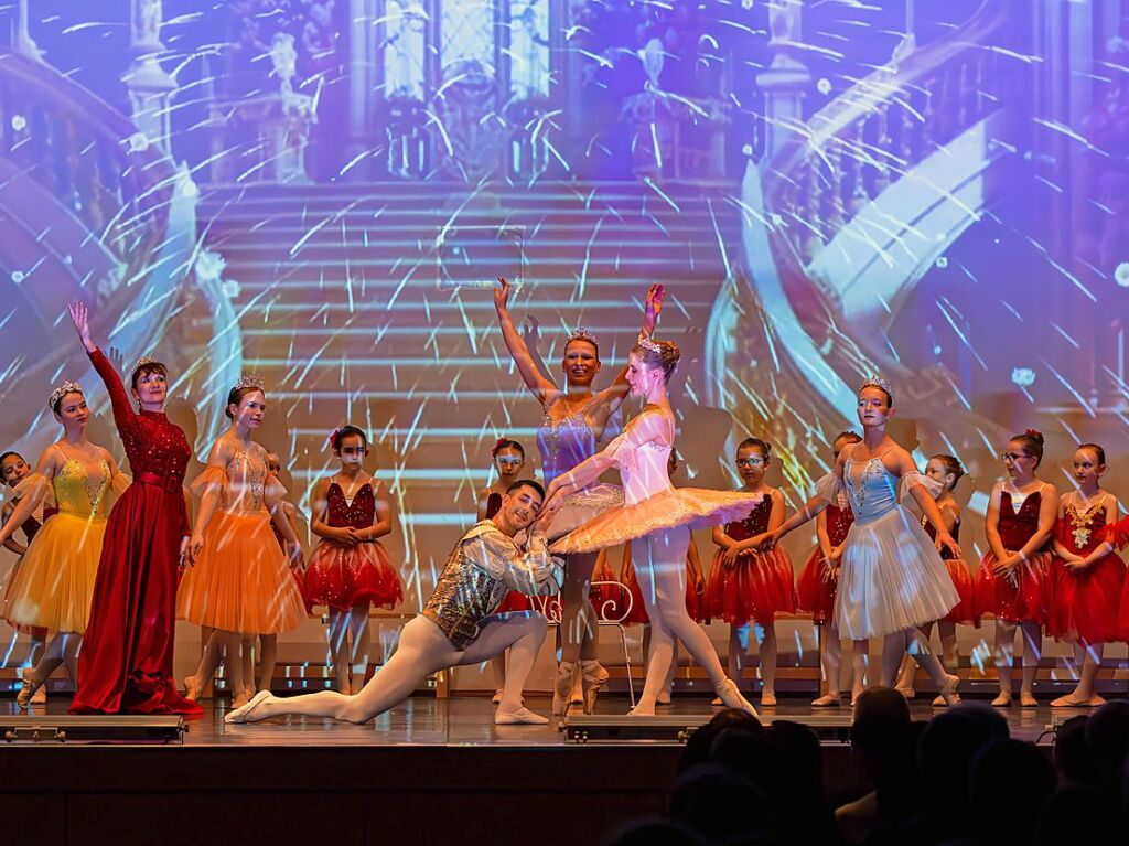 Verschiedene Altersgruppen, beeindruckende Choreografien und bezaubernde Kostme sorgten fr eine tolle Stimmung im Bad Krozinger Kurhaus.