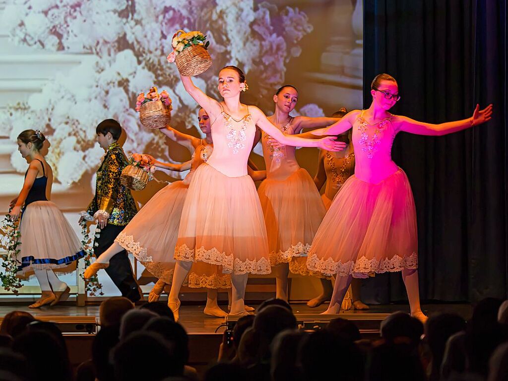 Verschiedene Altersgruppen, beeindruckende Choreografien und bezaubernde Kostme sorgten fr eine tolle Stimmung im Bad Krozinger Kurhaus.