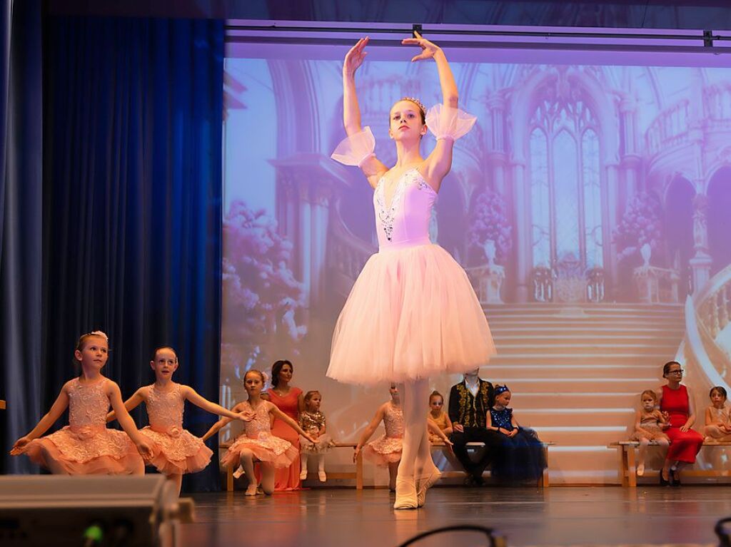 Verschiedene Altersgruppen, beeindruckende Choreografien und bezaubernde Kostme sorgten fr eine tolle Stimmung im Bad Krozinger Kurhaus.