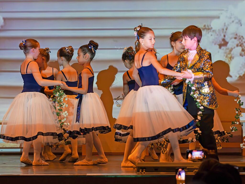 Verschiedene Altersgruppen, beeindruckende Choreografien und bezaubernde Kostme sorgten fr eine tolle Stimmung im Bad Krozinger Kurhaus.