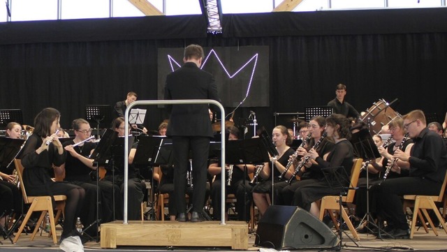 Das Hauptorchester mit 50 Musikerinnen... begeisterte die zahlreichen Besucher.  | Foto: Adelbert Mutz