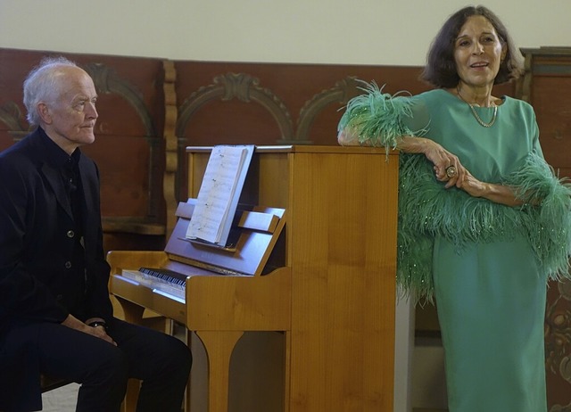 Sylvia Nopper bei ihrem Konzert in Schallbach, begleitet von Paul Suits  | Foto: Roswitha Frey