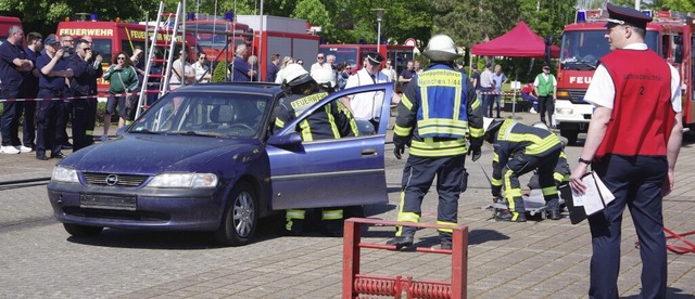 In Freistett wurde die Leistungsabzeic...ft der Ortenauer Wehren demonstriert.   | Foto: Karen Christeleit