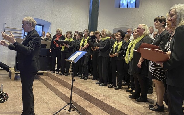 Alle Sngerinnen und Snger der Gesang...der Zugabe mit Chorleiter Martin Angel  | Foto: Wolfgang Grether