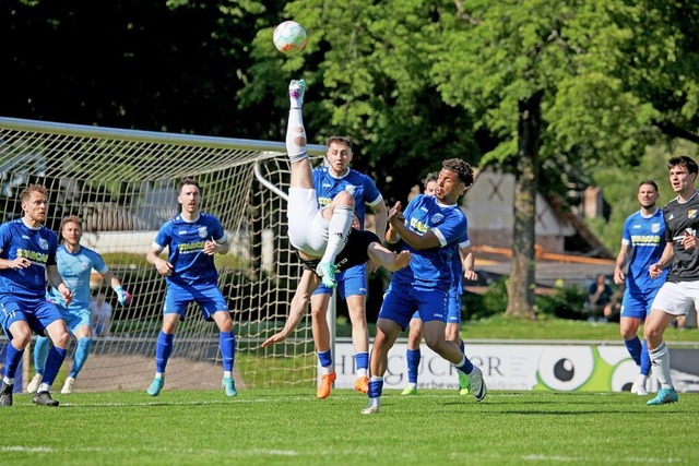 Der Moment, als dem FC Waldkirch der S...kzieher das 1:1 fr den SV Laufenburg.  | Foto: Matthias Konzok