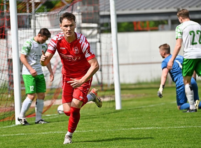 Jubelnd dreht der dreifache Torschtze...effer zum 1:0 gegen Donaueschingen ab.  | Foto: Achim Keller