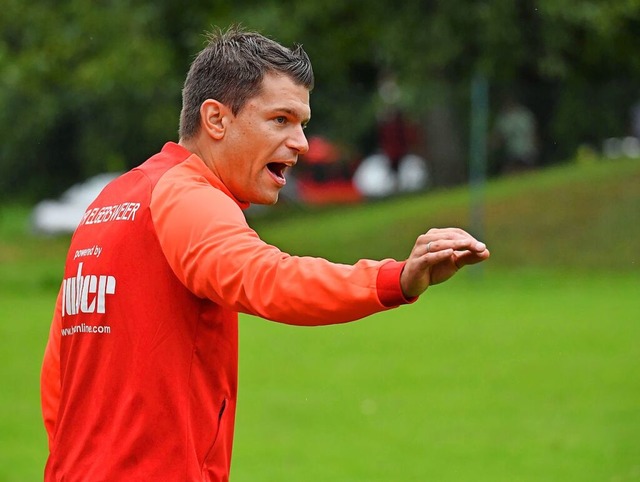 Trainer Jochen Fischer gibt Anweisunge...ssiert die fnfte Niederlage in Serie.  | Foto: Wolfgang Knstle