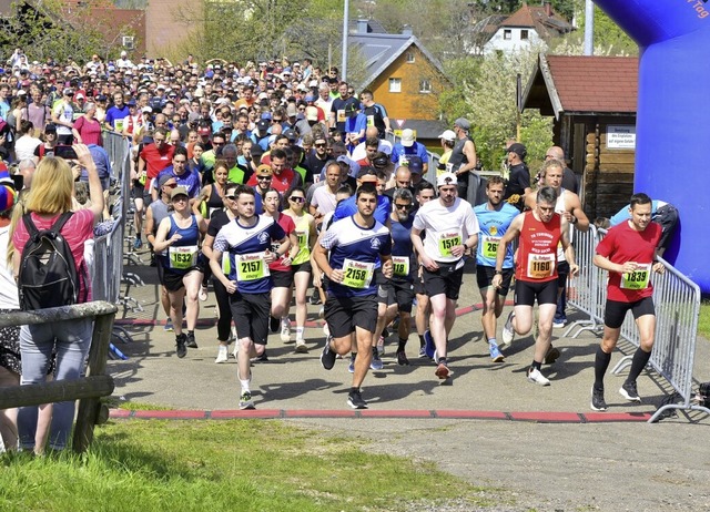 Die Lufer des Startblocks beginnen ihr Rennen.  | Foto: Daniel Thoma