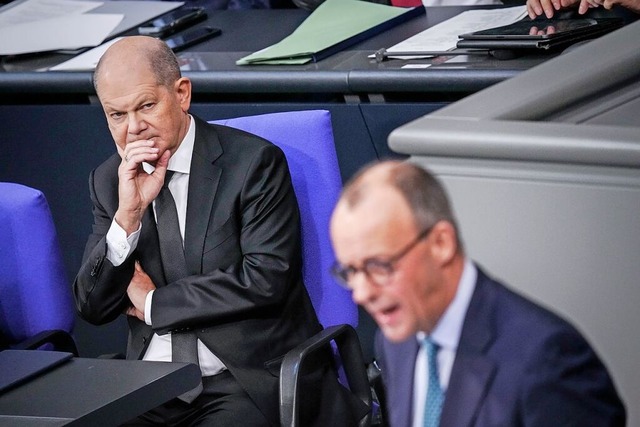 Olaf Scholz (links) hat seinen mglich...rahenten Friedrich Merz fest im Blick.  | Foto: Kay Nietfeld (dpa)