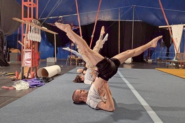 Beim Cirque Intense in Neuenburg bereiten sich Artisten auf den Zirkus vor