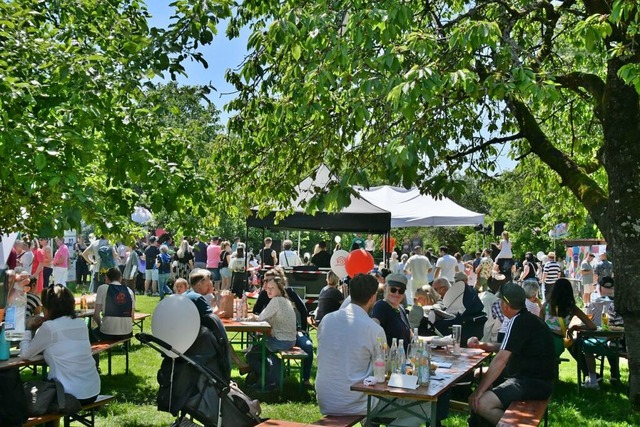 Die Besucher des Quartierfests machten es sich im Schatten bequem.  | Foto: Barbara Ruda