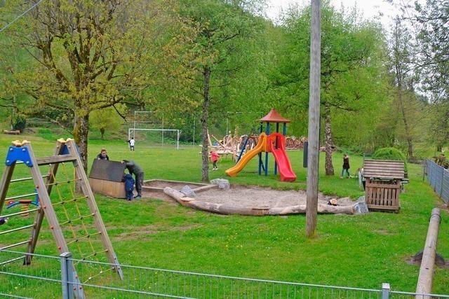 Eltern, Gemeinderte und ein Experte fr Spielpltze schaffen in Buchenbach neue Spielrume fr Kinder
