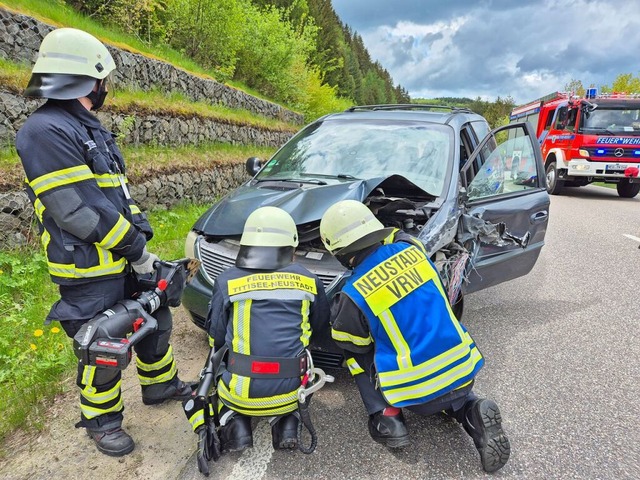 Die Feuerwehr Neustadt sichert die verunfallten Fahrzeuge.  | Foto: Kamera 24