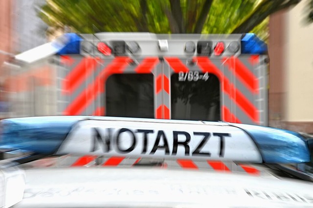 Der Rettungsdienst brachte den Verletzten in ein Krankenhaus.  | Foto: Thomas Kunz