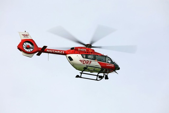 Mit einem Rettungshubschrauber wurde d...rverletzte in eine Uniklinik geflogen.  | Foto: Jan Woitas (dpa)