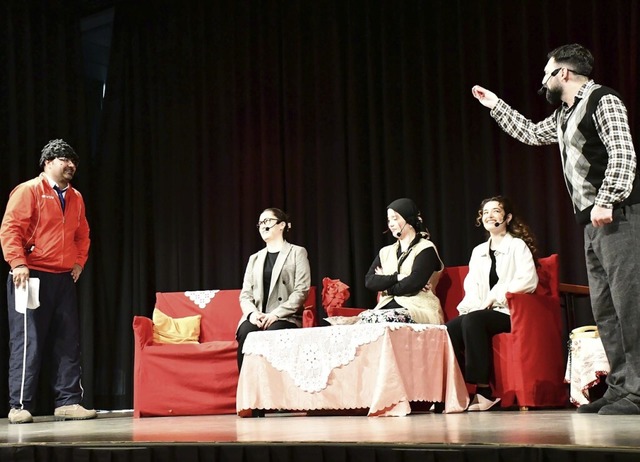 Das Theaterspiel um die Familie ztrk...aupt (Murat Isboga,  rechts im Bild).   | Foto: Heinz und Monika Vollmar
