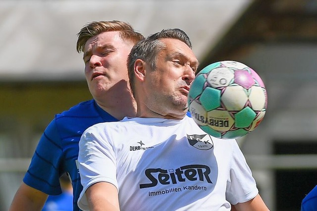 Tim Groklaus, Spielertrainer und Torj...gegen Maik Rtschlin vom SV Karsau ab.  | Foto: Gerd Grndl