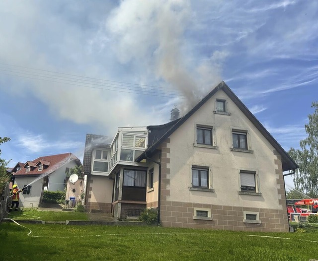 Wegen eines Dachstuhlbrands rckten di... 80 Feuerwehrkrften nach Freiamt aus.  | Foto: Feuerwehr Freiamt