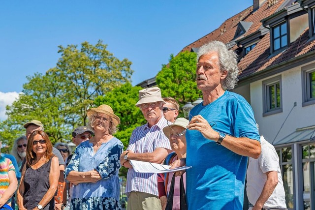 Der Geschichts- und Kulturverein Maulb.... Christof Schwald fhrte die Tour an.  | Foto: Alexandra Gnzschel