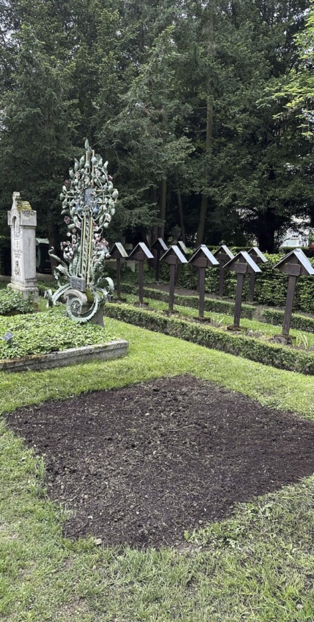 Derzeit nur noch eine Erdflche: Die l...ng Schubles auf dem Waldbachfriedhof.  | Foto: Helmut Seller