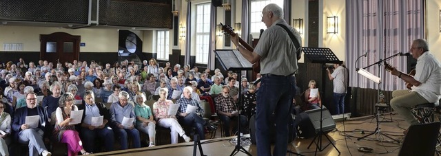 &#8222;Mit demokratischer Heiterkeit g...freudigen im Offenburger Schillersaal.  | Foto: Juliana Eiland-Jung