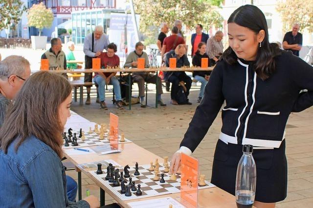 Allein gegen 25 Herausforderer: Schach-Gromeisterin zu Gast in Offenburg