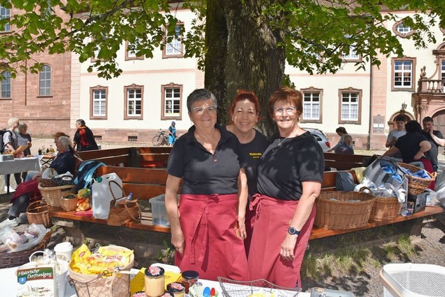 Elisabeth Graf, Barbara Rombach  und C...s nach rechts) vor ihrem Verkaufsstand  | Foto: Katharina Mohr