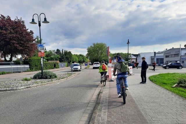 Warum Radfahrer an der Alten Bundesstrae in Gundelfingen nun auf der Strae fahren mssen