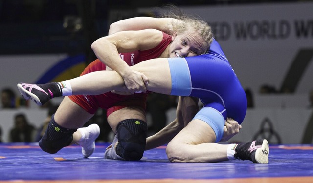 Sandra Paruszewski (in Rot) im Kampf mit der Bulgarin Evelina Georgieva Nikolova  | Foto: IMAGO/United World Wrestling / Kadir C