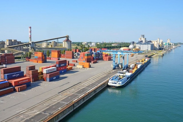 Der Hafen in Ottmarsheim soll unter an... neues Sgewerk erhalten. (Archivfoto)  | Foto: Julia Jacob