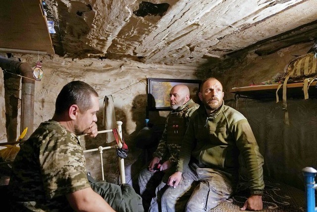 Soldat Bogdan (rechts) lauscht im Bunk...t-Front den Geruschen der Artillerie.  | Foto: Till Mayer