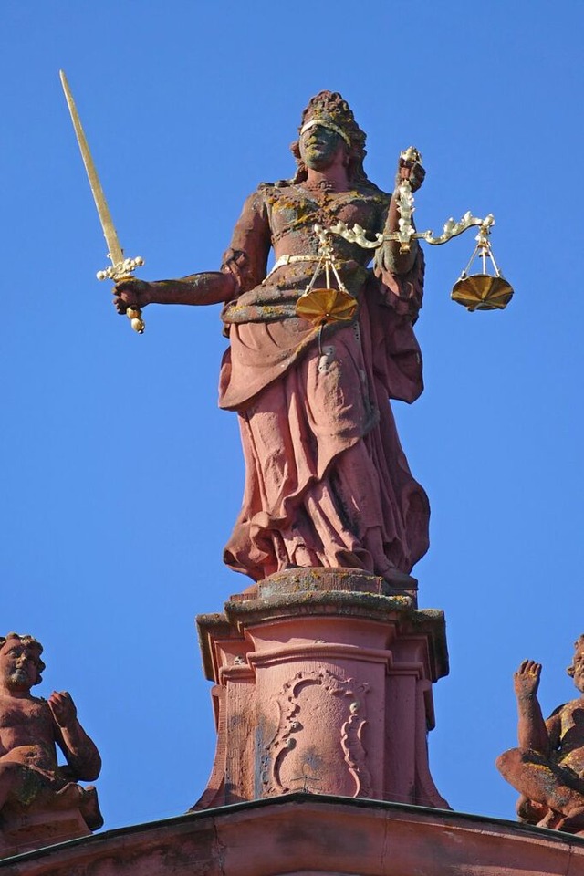 Justizia als Skulptur auf dem Offenburger Rathausdach  | Foto: Helmut Seller