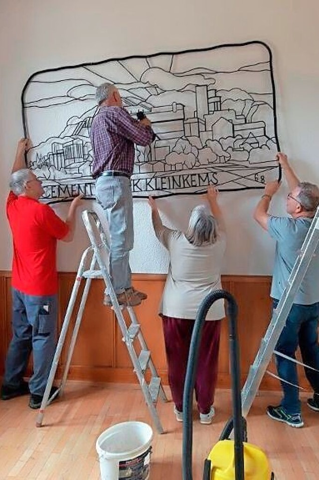 Mit vereinten Krften findet das Bild ...einer Wand im Kleinkemser Rathaussaal.  | Foto: Ortsverwaltung Kleinkems