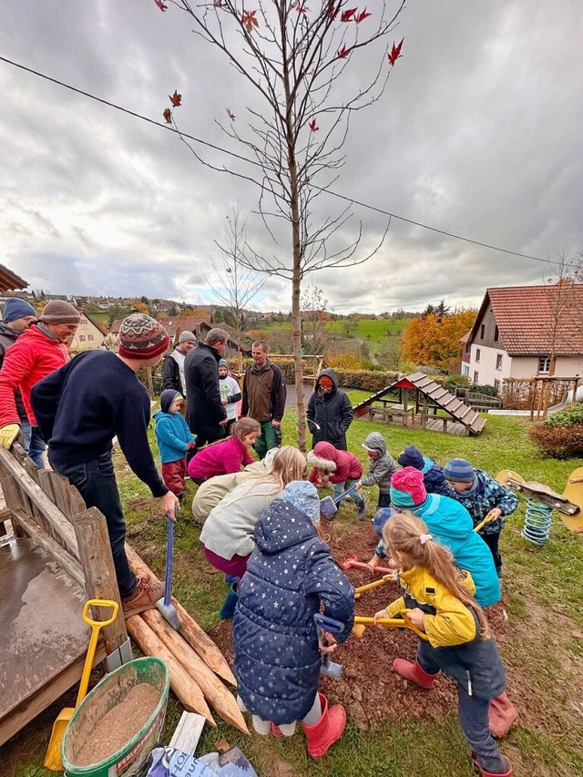Ziel sei es, die Kinder  auf ihrem Weg...e Baumpflanzaktion der Kita in Wiechs.  | Foto: Hans-Jrgen Hege