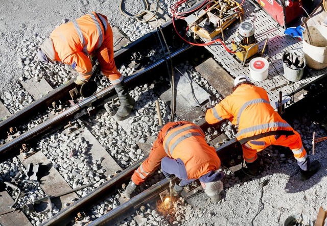 Wenn die Rheintalbahn ausgebaut wird, ...egel sechs Jahre voll gesperrt werden.  | Foto: Roland Weihrauch (dpa)