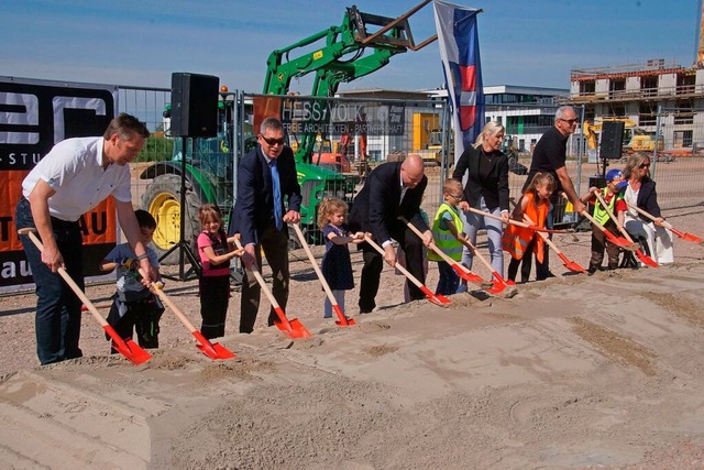 Vor 300 Kindern aus Kitas und Grundsch...nternehmer in Rheinhausen zum Spaten.   | Foto: Ilona Hge