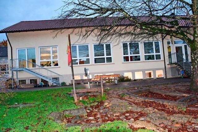 Eltern kritisieren erneut die katholische Kirche wegen der Aufgabe des Kindergartens in Minseln