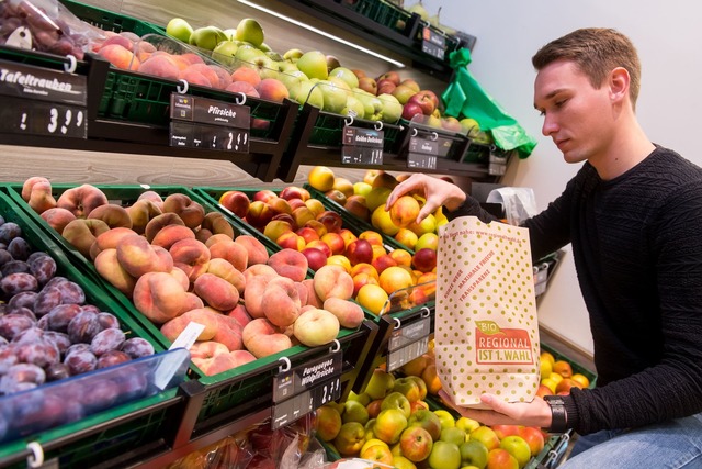 Obst und Gem&uuml;se aus der Region kaufen vermeidet lange Transportwege.  | Foto: Benjamin Nolte/dpa-tmn