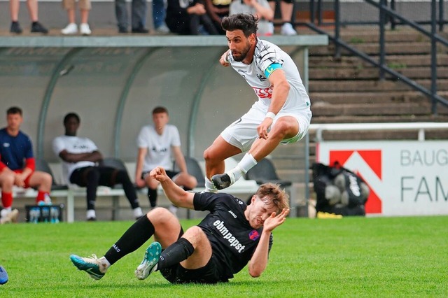 Setzt Kapitn Tevfik Ceylan (in Wei) ...8 Villingen zum finalen Hhenflug an?   | Foto: Roger Mller