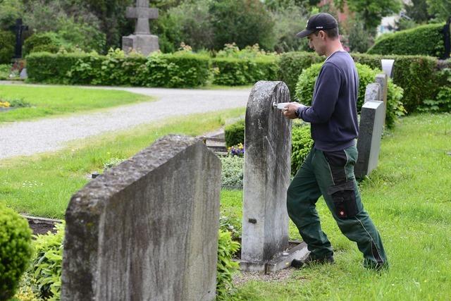 Fr die Sicherheit auf dem Friedhof – unterwegs mit Freiburgs Grabsteinprfern