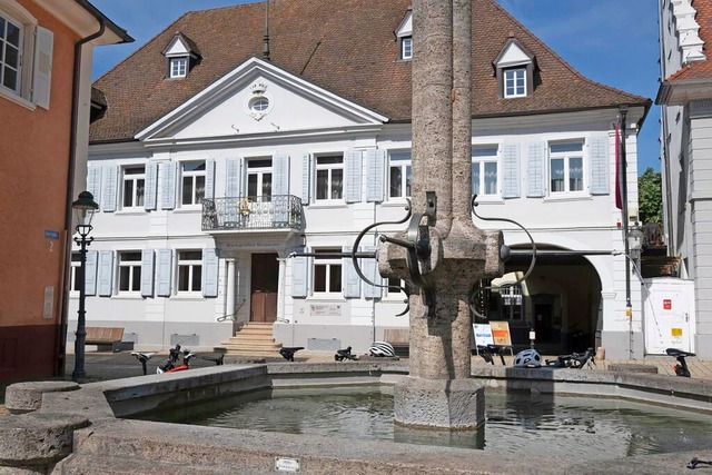 Der Brunnen am Marktplatz wurde mutwillig beschdigt.  | Foto: Volker Mnch