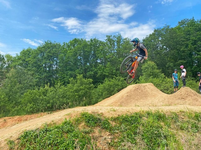 Bei der Erffnung wurde der neue Trail...n mehreren Mountainbikern ausprobiert.  | Foto: Alexander Steinmeier