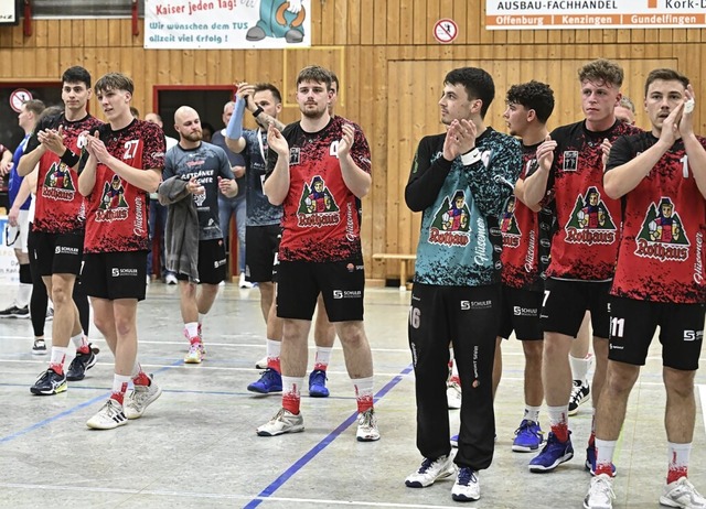 Freude bei den Oberhausener Handballer...penau, der den Klassenerhalt bedeutet.  | Foto: Achim Keller