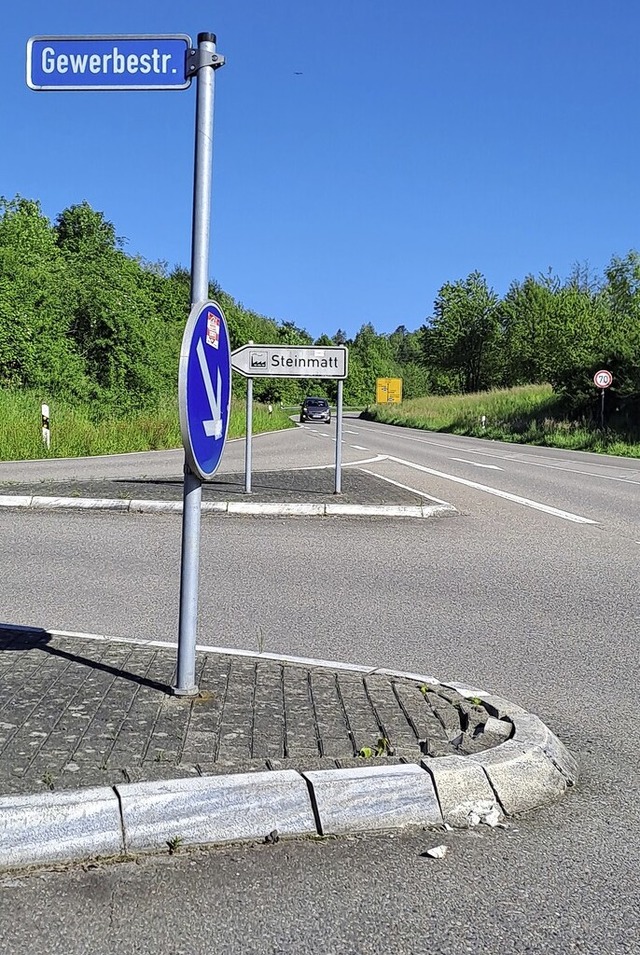 Die Verkehrsinsel an der Gewerbestrae weist Schden auf.  | Foto: Michael Krug