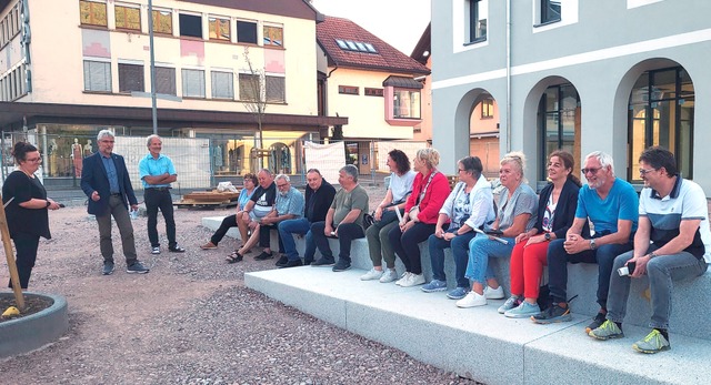 Gemeinderat auf Tour: Vor dem neuen r...ermeister Michael Thater (von links).   | Foto: Gerd Leutenecker