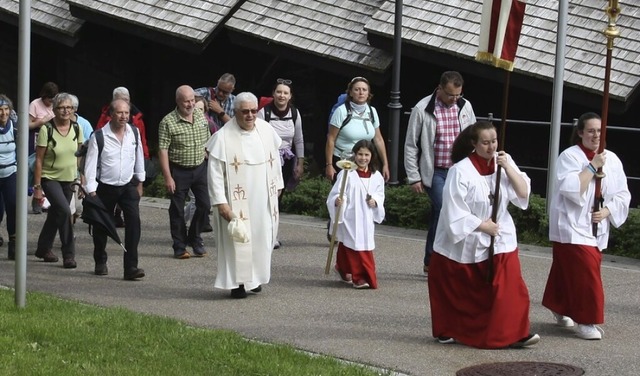 Die Pilger aus Hornussen sind fast am ...den steilen Kirchenbuckel in Todtmoos.  | Foto: Andreas Bhm